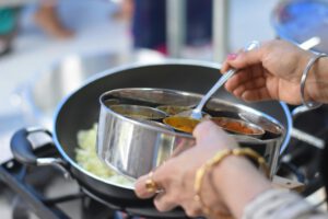 foto van Indiaas eten en een mix van kruiden